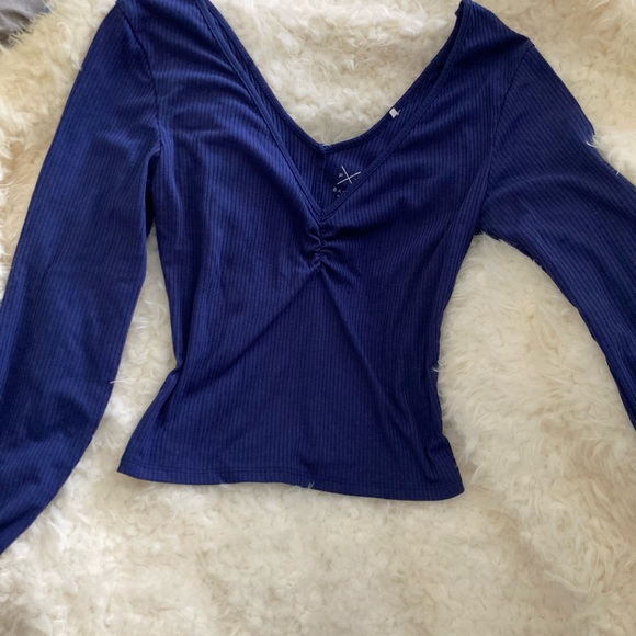 Tops - Navy long sleeved Crop top💙